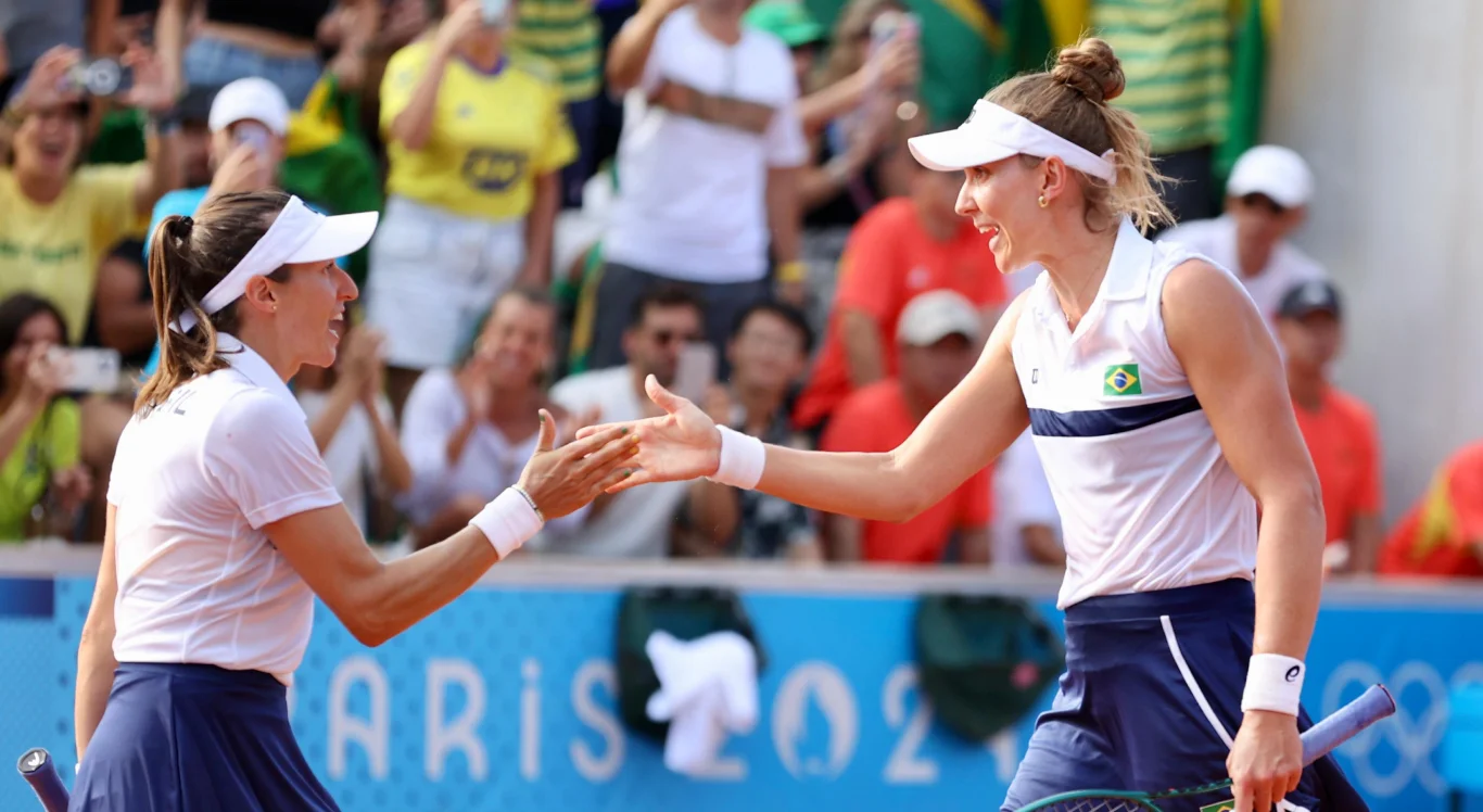 Imagem de Luisa Stefani e Beatriz Haddad Maia disputando duplas no tênis de Paris 2024