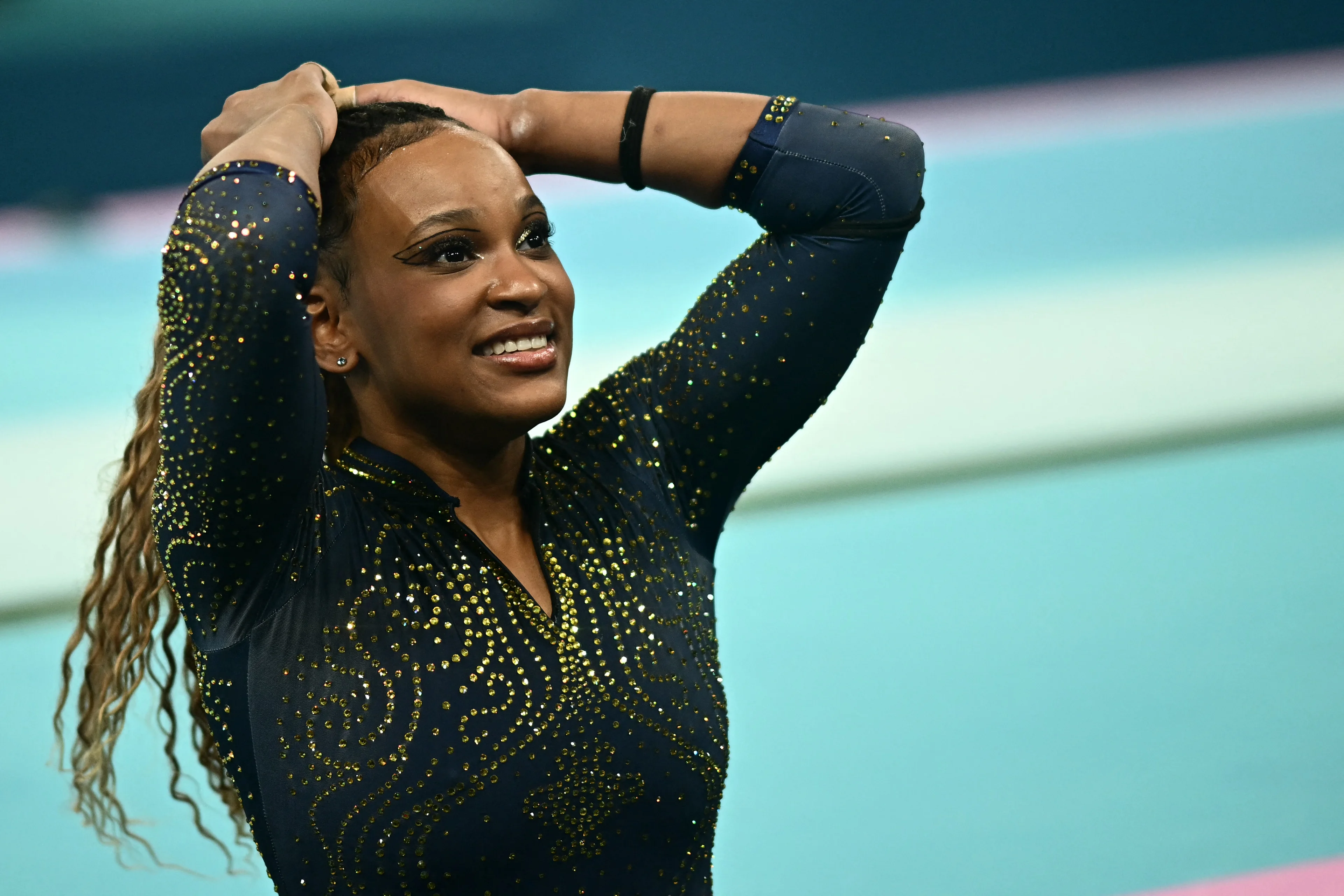 Imagem da ginasta Rebeca Andrade, que pode faturar pelo menos um ouro para o Brasil em Paris 2024