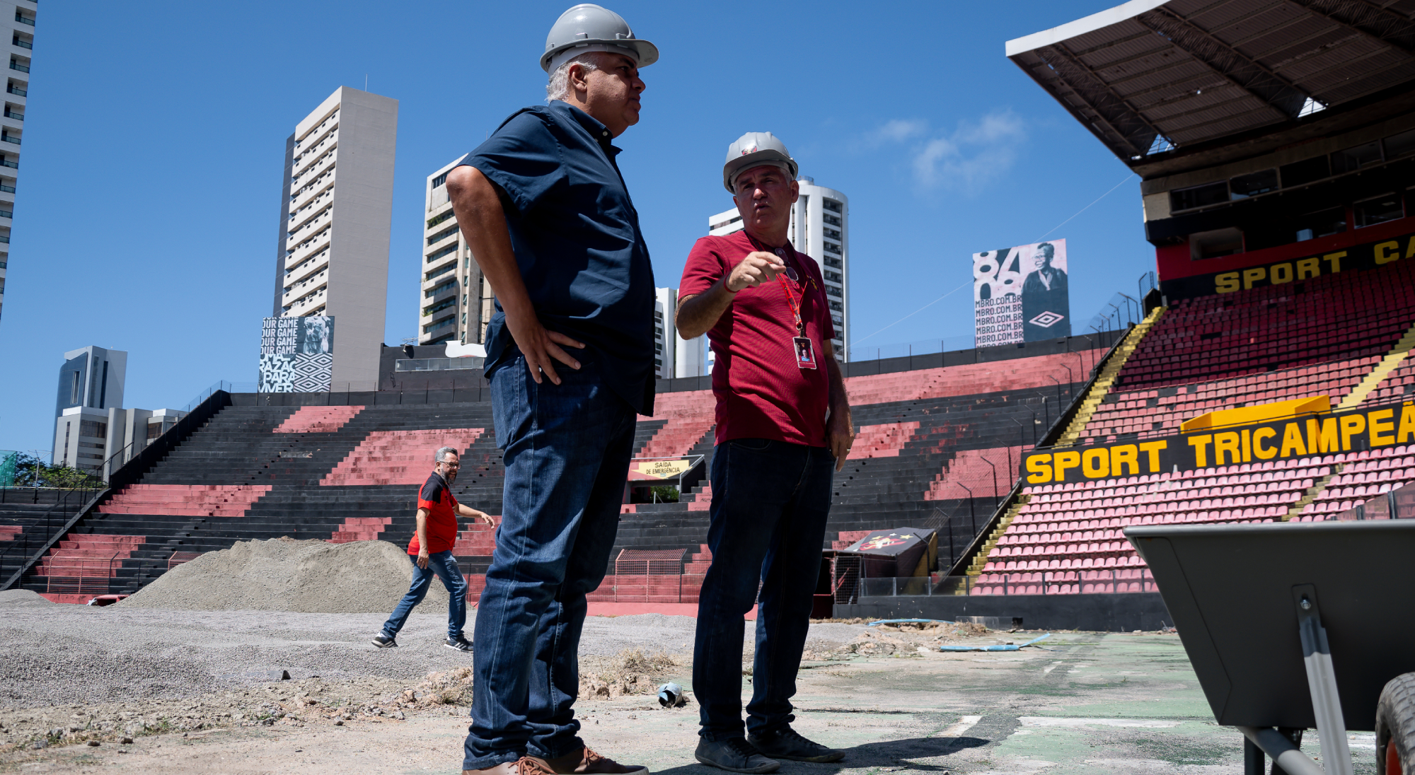 Presidente do Sport, Yuri Romão em visita à Ilha do Retiro durante reformas