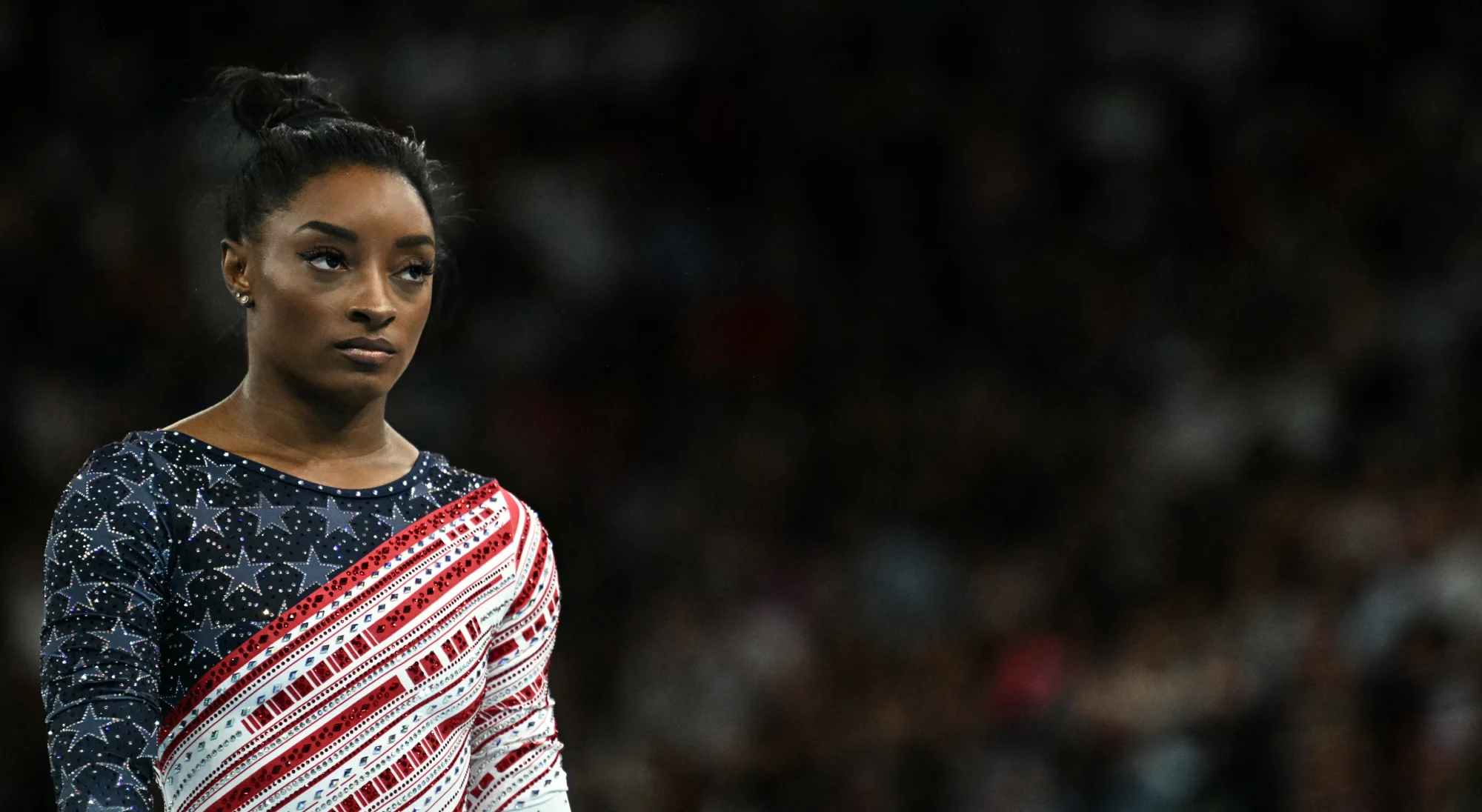 Imagem de Simone Biles em ação nos Jogos Olímpicos de Paris 2023