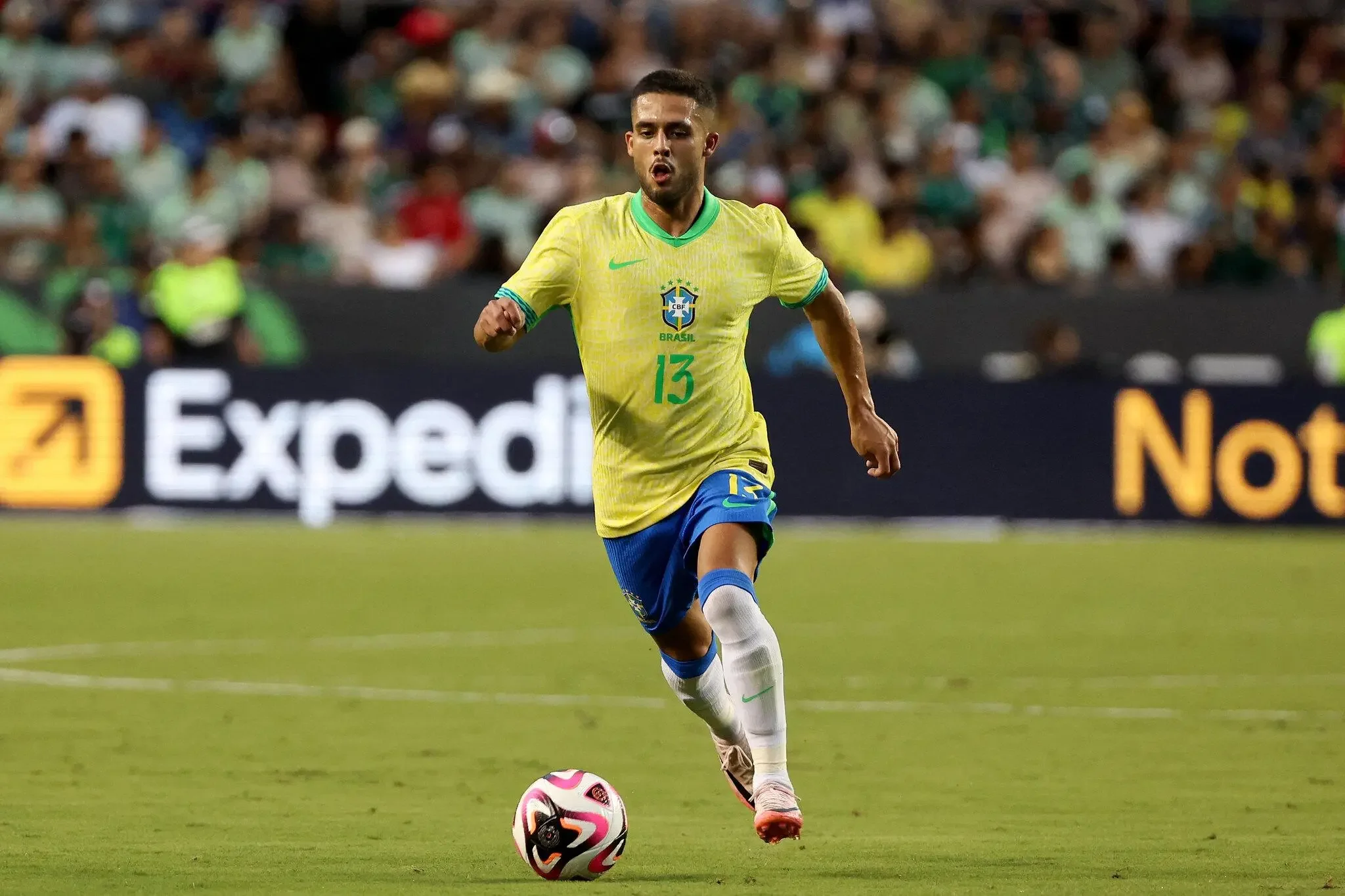 Yan Couto com a camisa da Seleção Brasileira