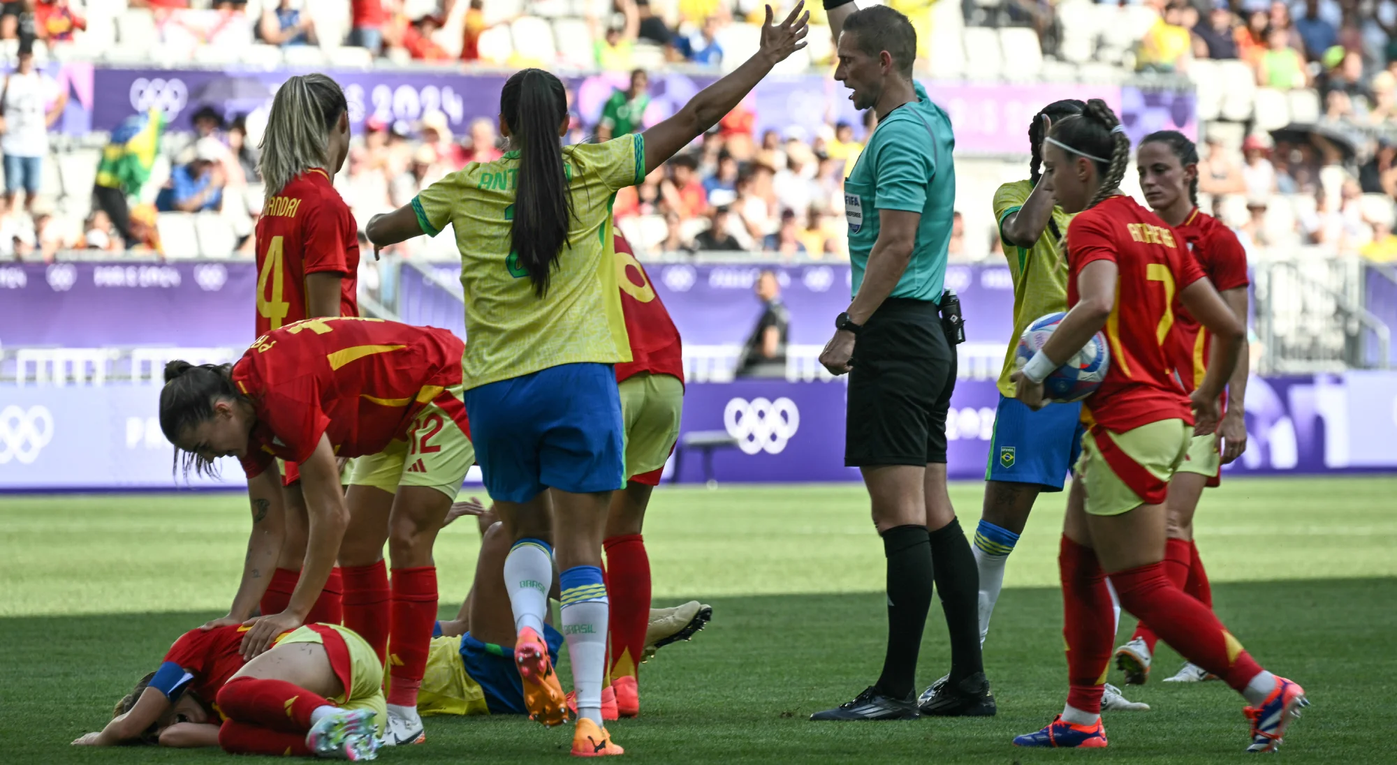 Jogadoras do Brasil e Espanha cercam juiz, que levantou cartão vermelho para Marta