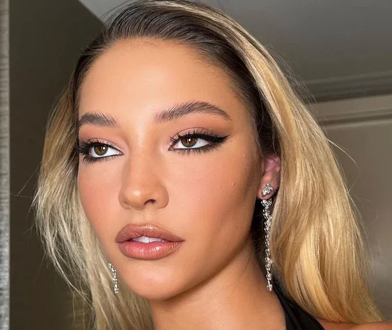 Atriz Madelyn Cline exibe olhar caprichado pelo delineado invertido.