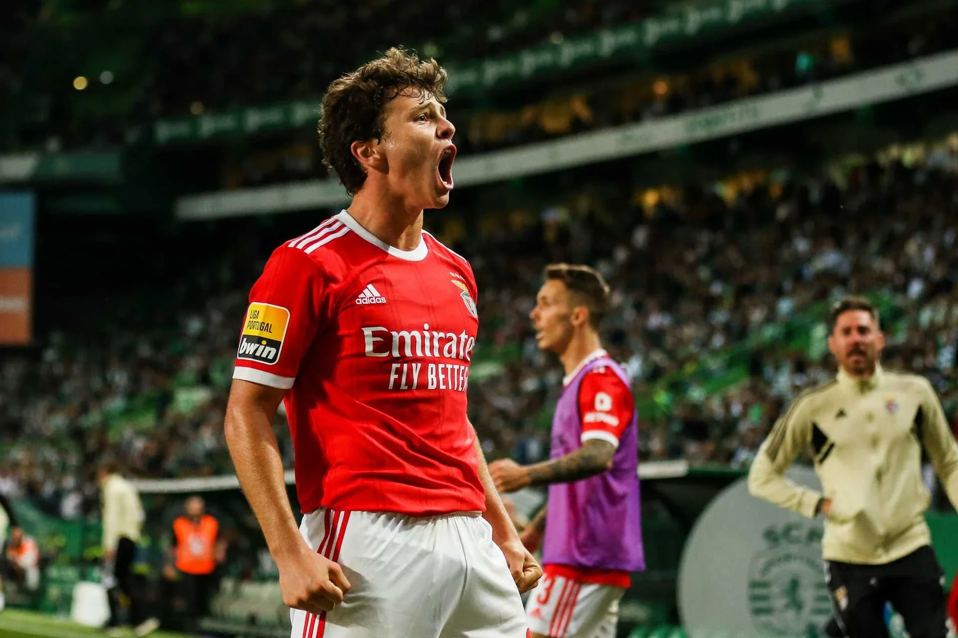 João Neves com a camisa do Benfica