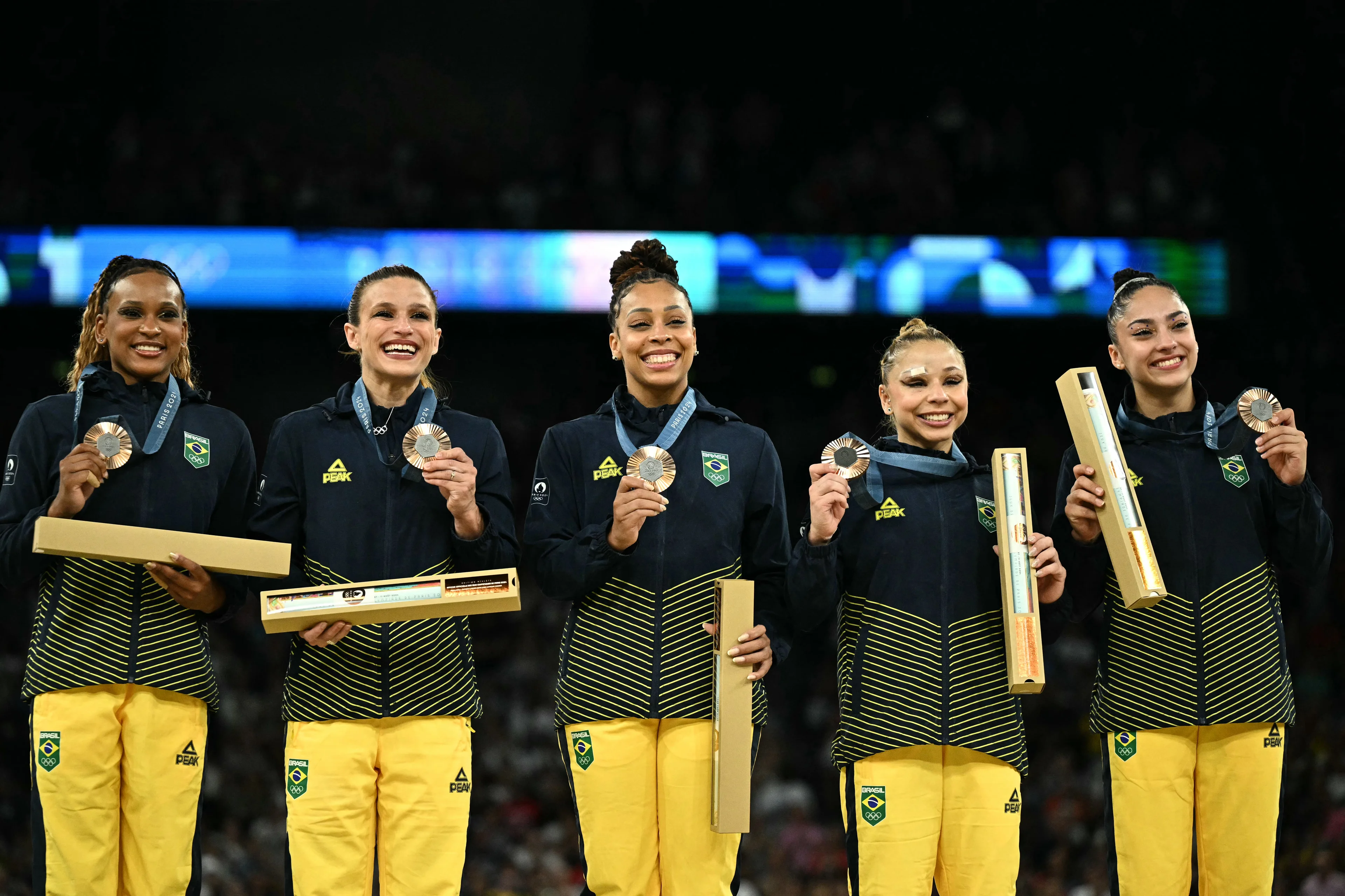 Imagem das ginastas brasileiras no pódio dos Jogos Olímpicos de Paris