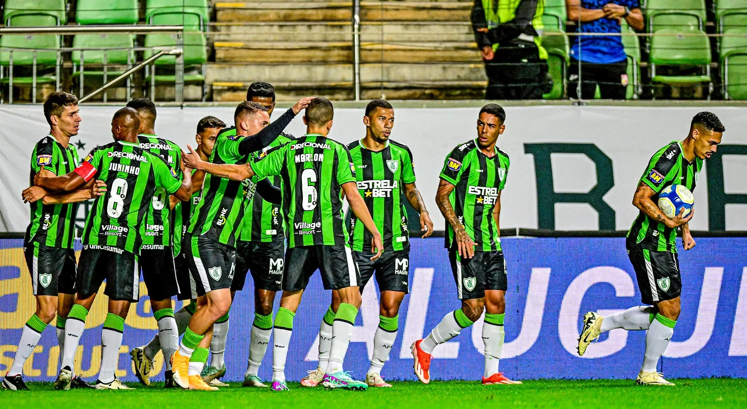 Jogadores do América-MG comemorando gol pela Série B do Campeonato Brasileiro