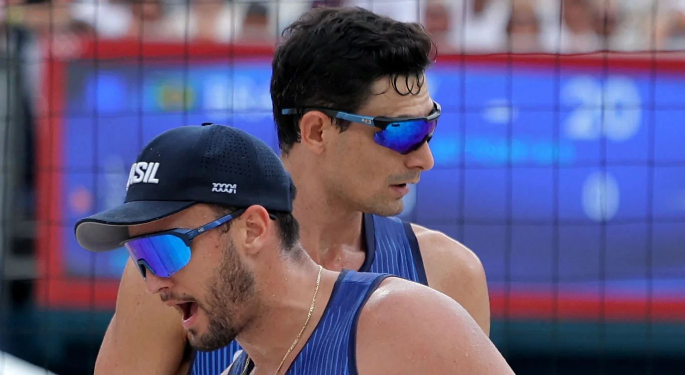 Imagem da dupla brasileira de vôlei de praia André e George