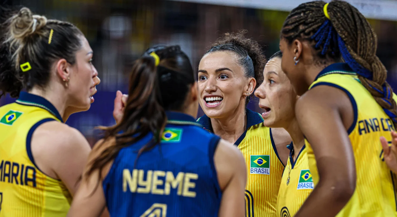 Imagem de algumas jogadoras do Brasil em jogo do vôlei de quadra