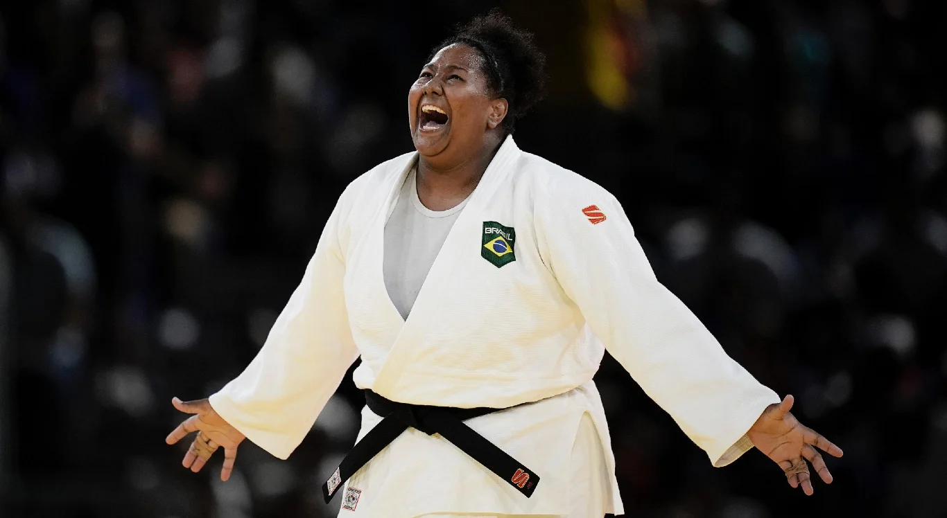 Beatriz Souza celebra a conquista da medalha de ouro nas Olimpíadas