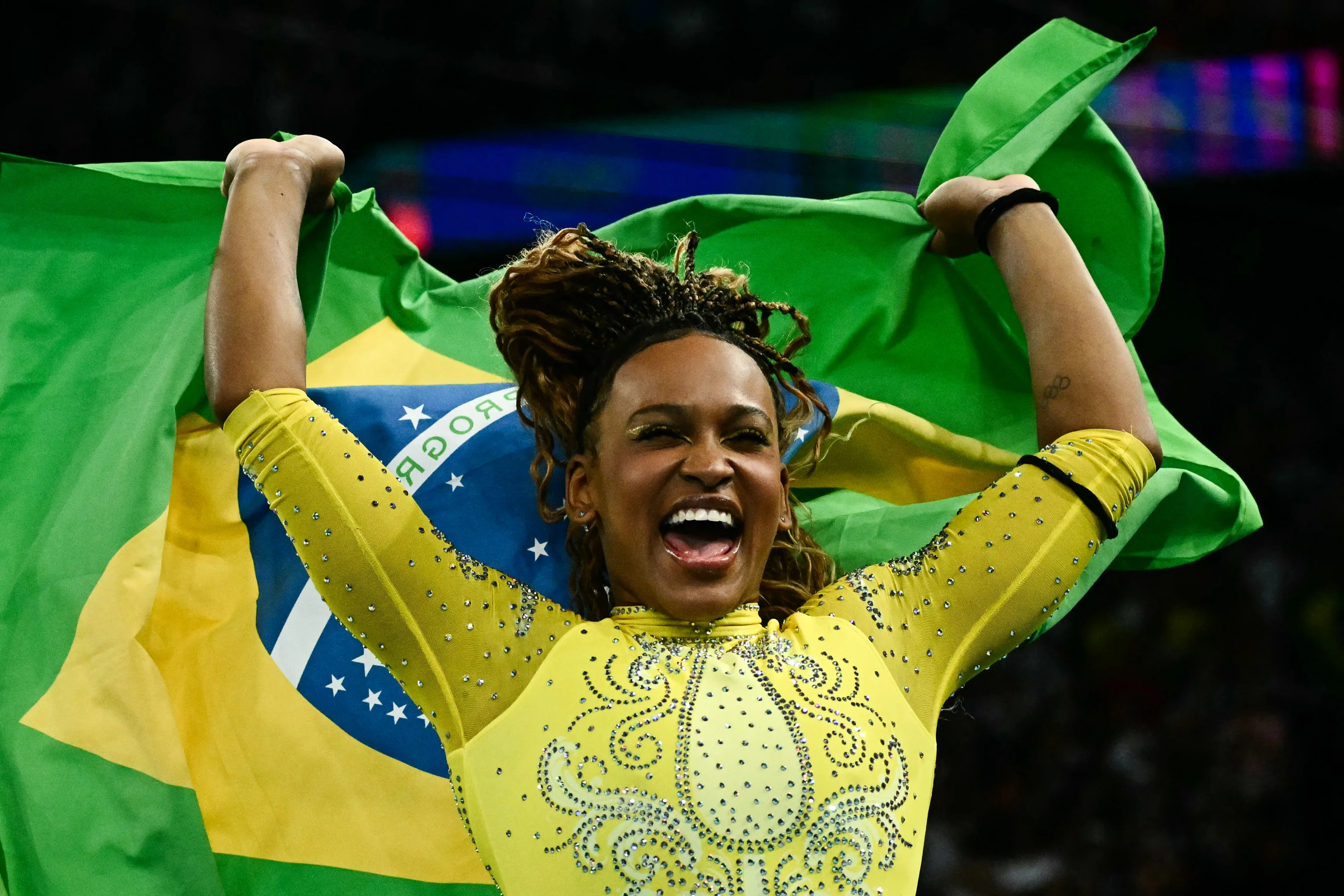 Imagem de Rebeca Andrade com a bandeira do Brasil nas Olimpíadas