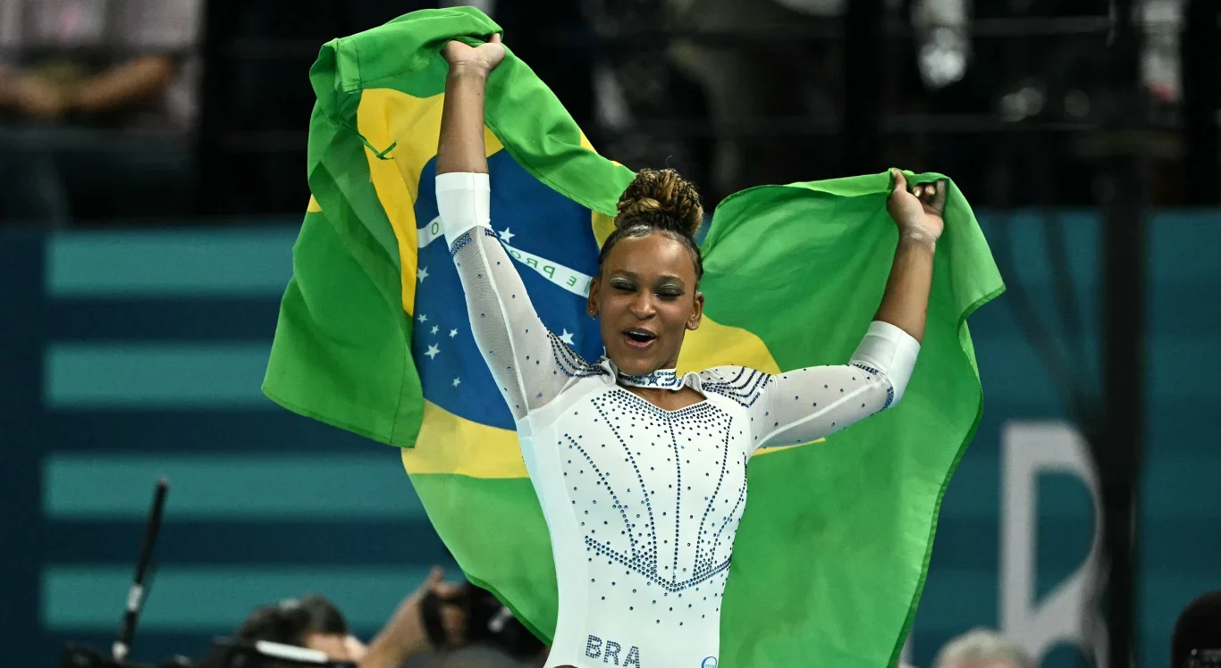 Imagem de Rebeca Andrade com a bandeira do Brasil