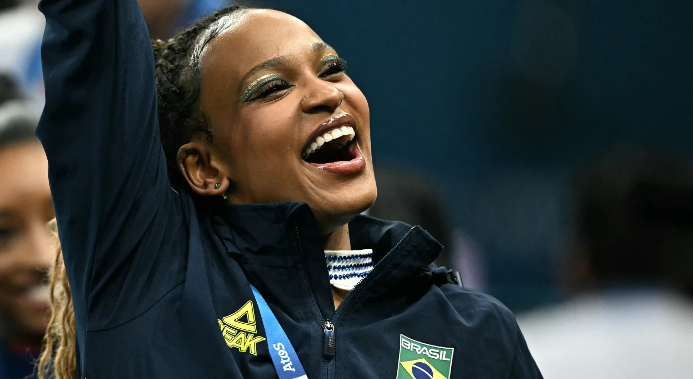 Rebeca Andrade acena para o público após conquistar medalha de prata