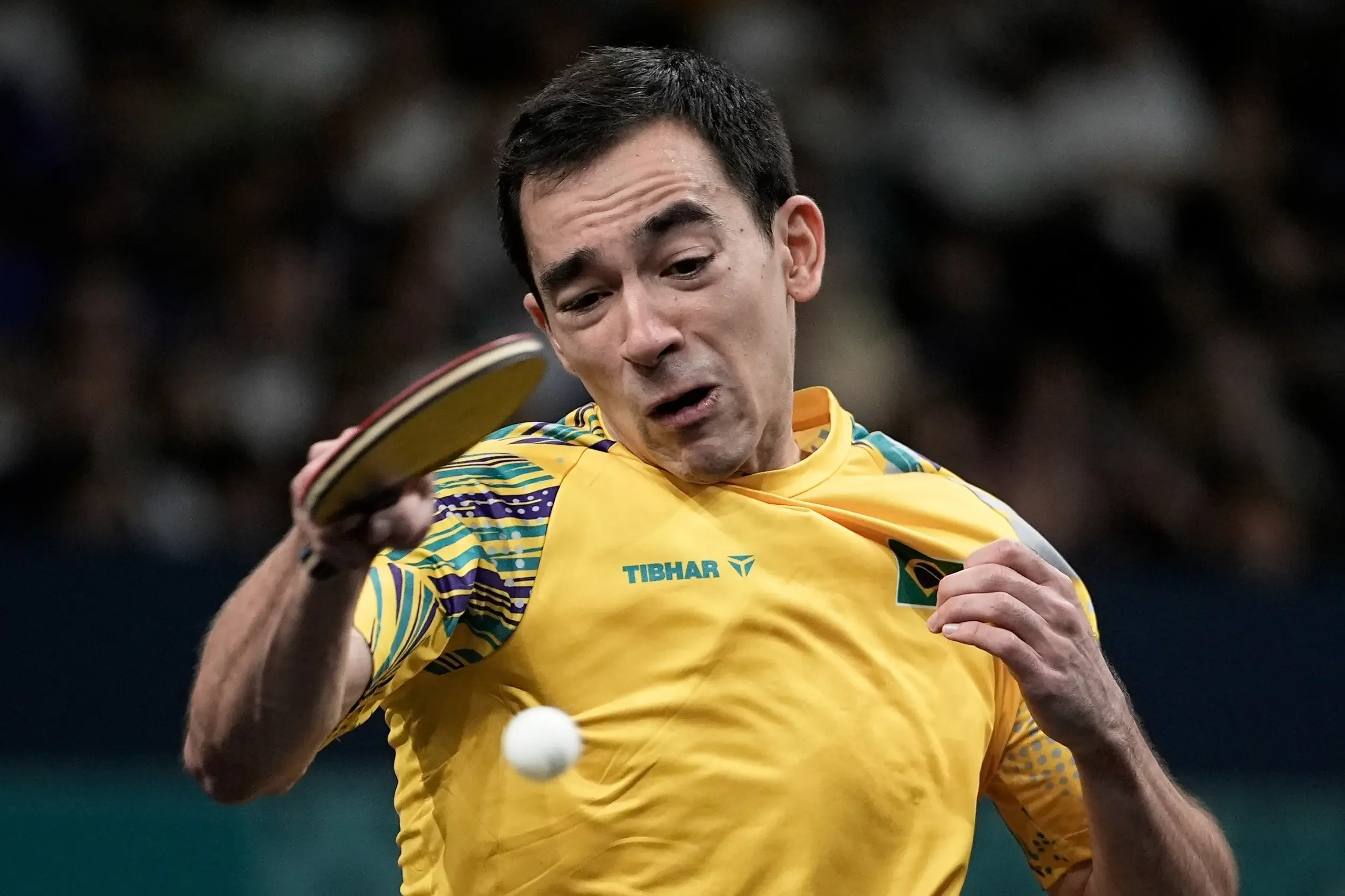 Imagem de Hugo Calderano, atleta do Tênis de Mesa, em partida de disputa pela medalha de bronze na Olimpíada