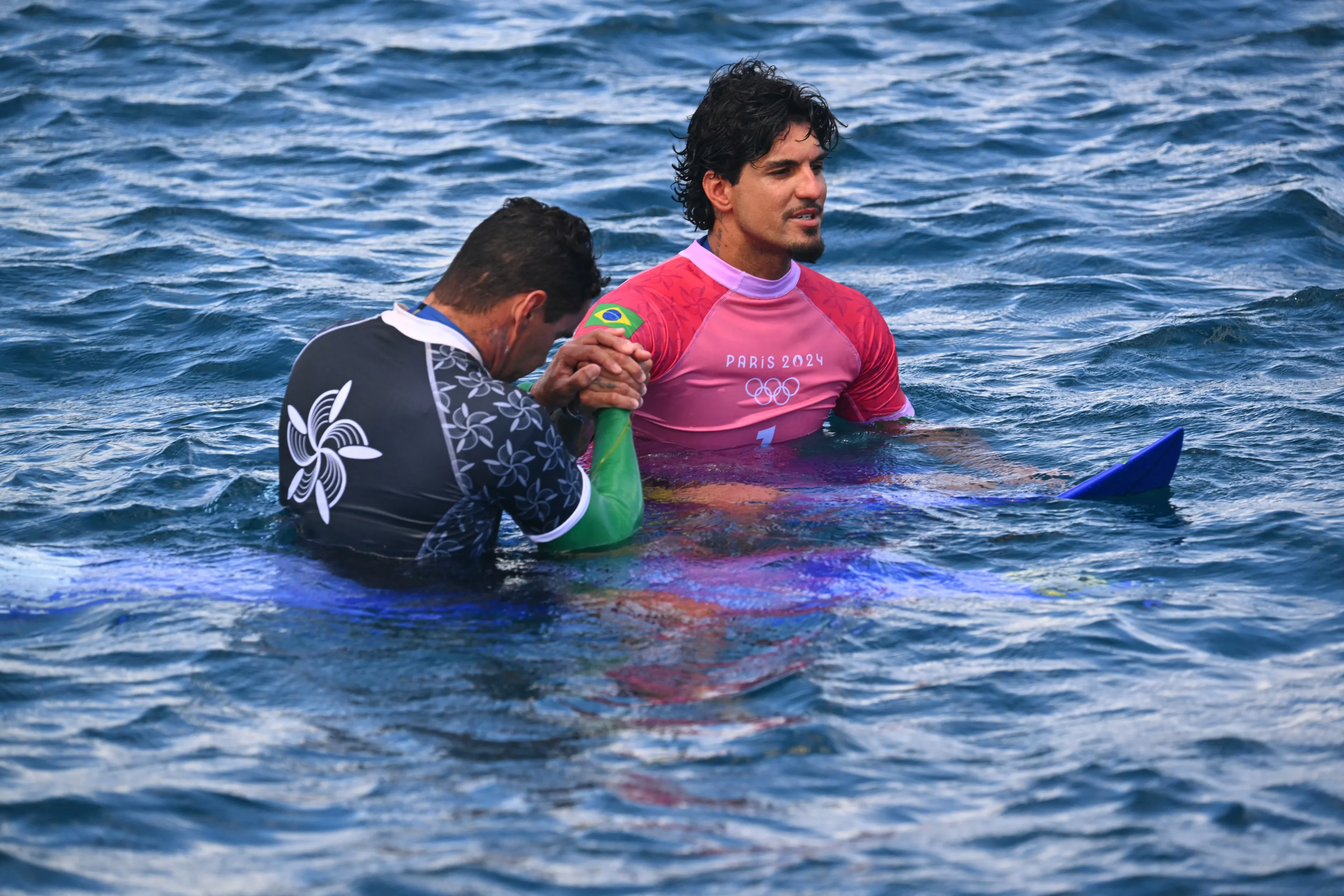 Medina perde semifinal do surfe masculino em disputa com mar "sem ondas"