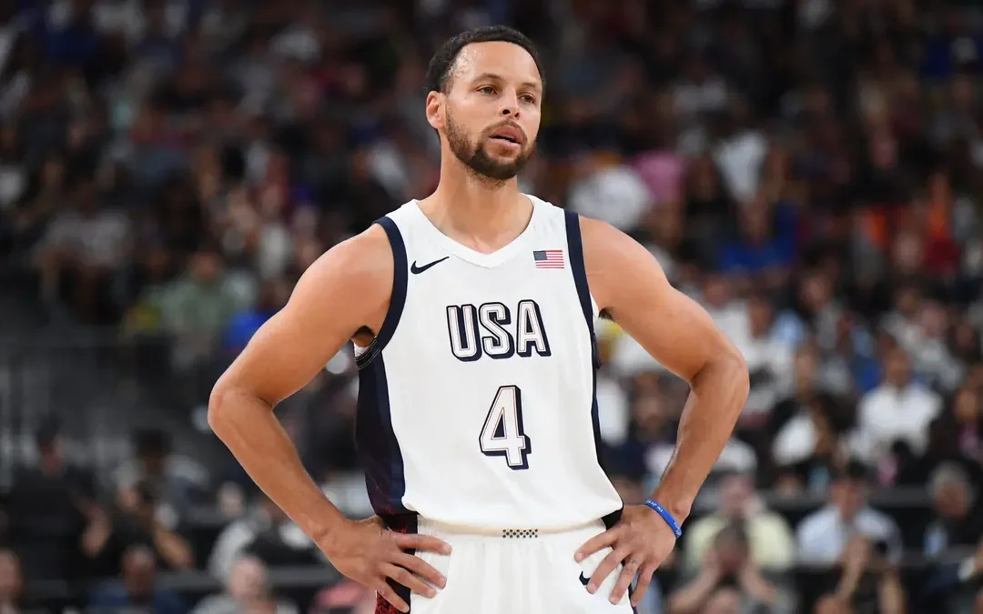 Imagem de Stephen Curry, jogador da seleção dos Estados Unidos, nas Olimpíadas de Paris 2024