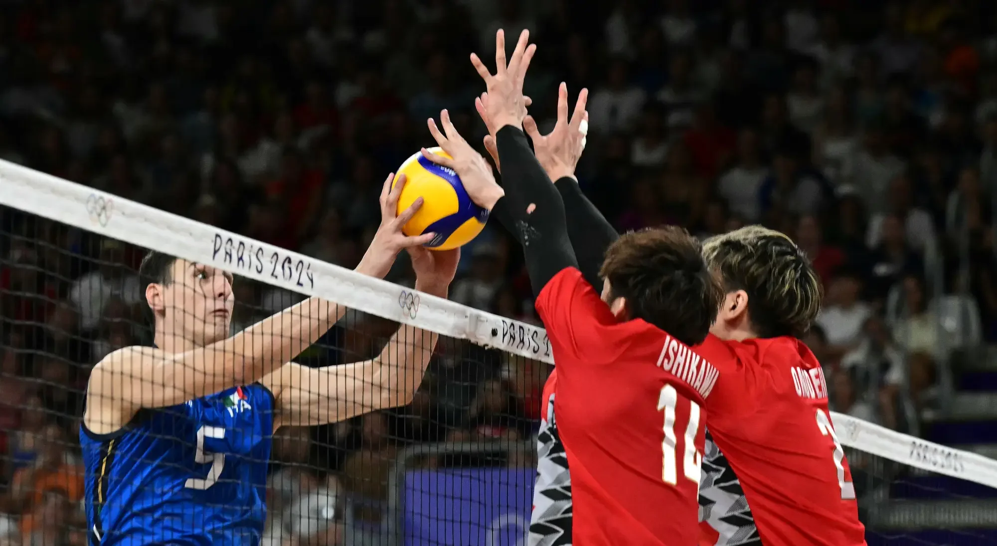 Lance do vôlei masculino entre Itália e Japão pelas quartas de finais dos Jogos Olímpicos de Paris