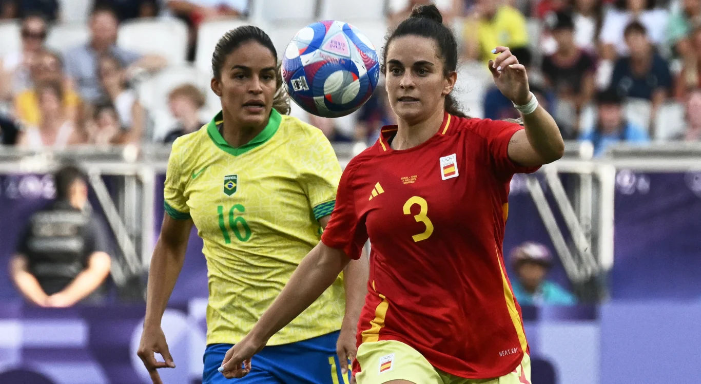 Gabi Nunes e Teresa Abelleira durante Brasil x Espanha