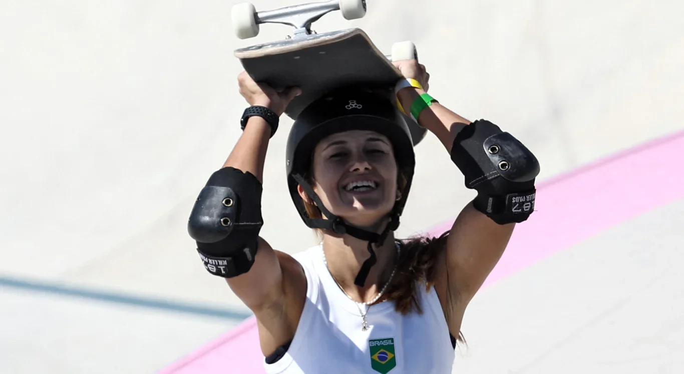 Imagem de Dora Varella segurando o skate na cabeça