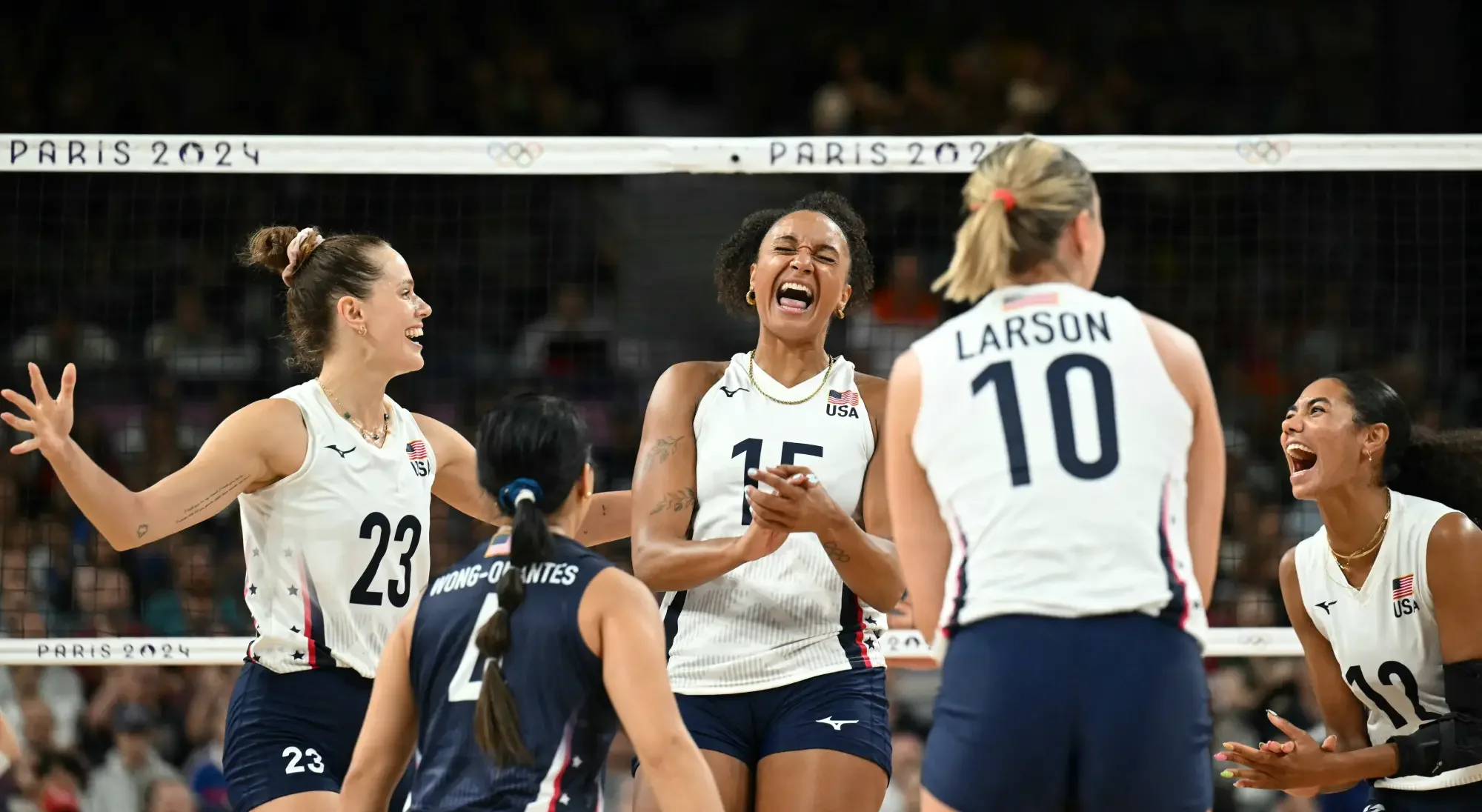 Seleção feminina dos EUA de vôlei celebrando ponto na Olimpíada de Paris-2024