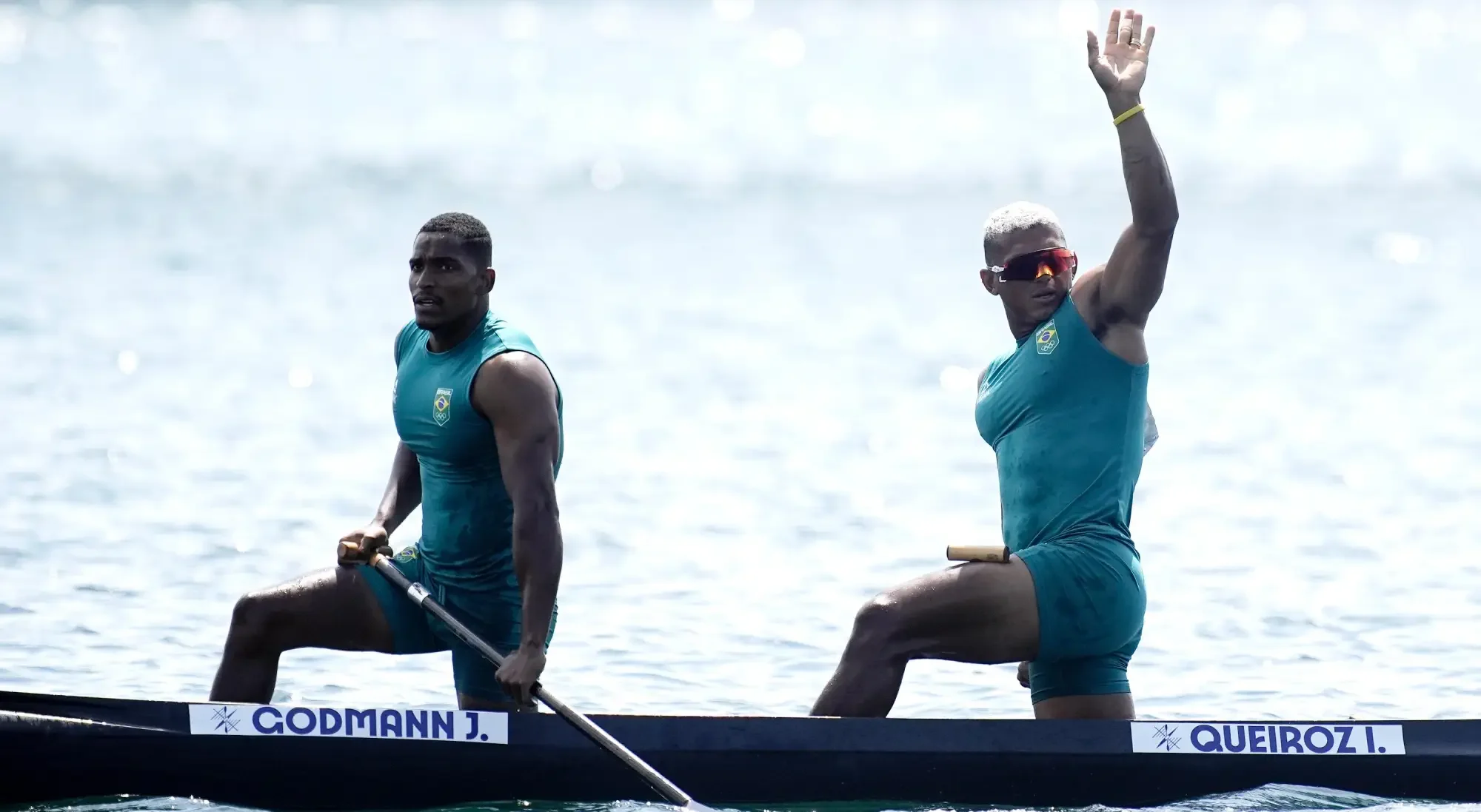 Jacky Godmann (E) e Isaquias Queiroz (D) em ação na Canoagem de Velocidade na Olimpíada de Paris