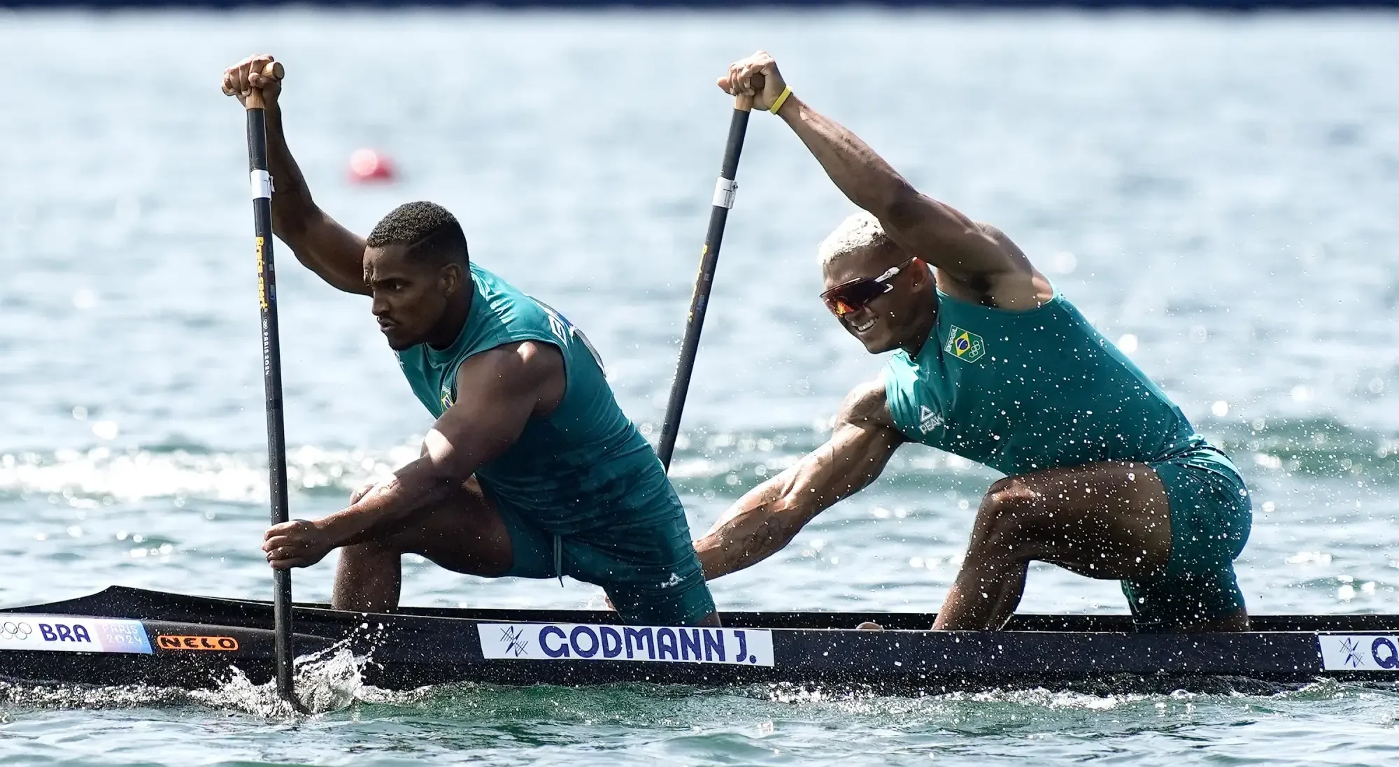 Jacky Godmann (E) e Isaquias Queiroz (D) em ação na Canoagem de Velocidade na Olimpíada de Paris