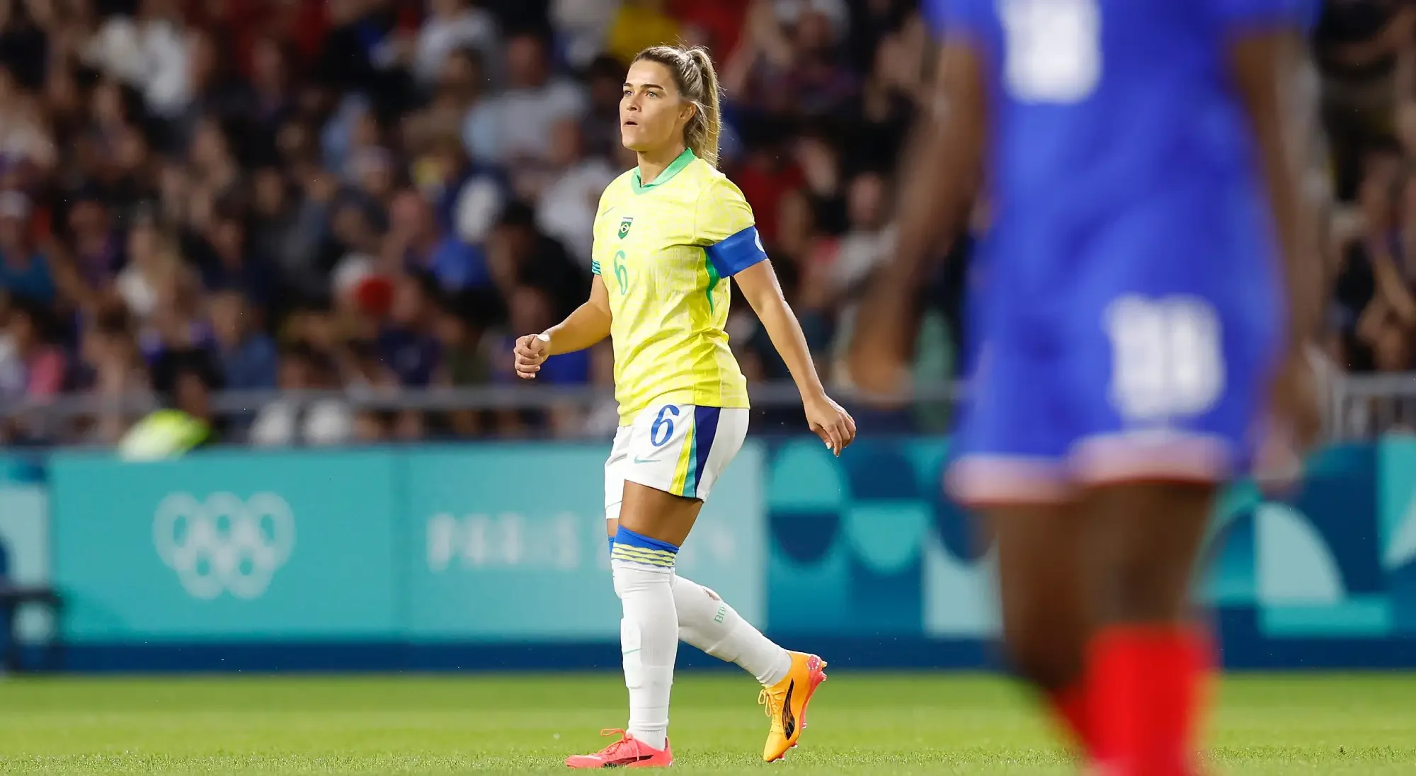 Tamires em campo durante Brasil x França pela Olimpíada de Paris-2024