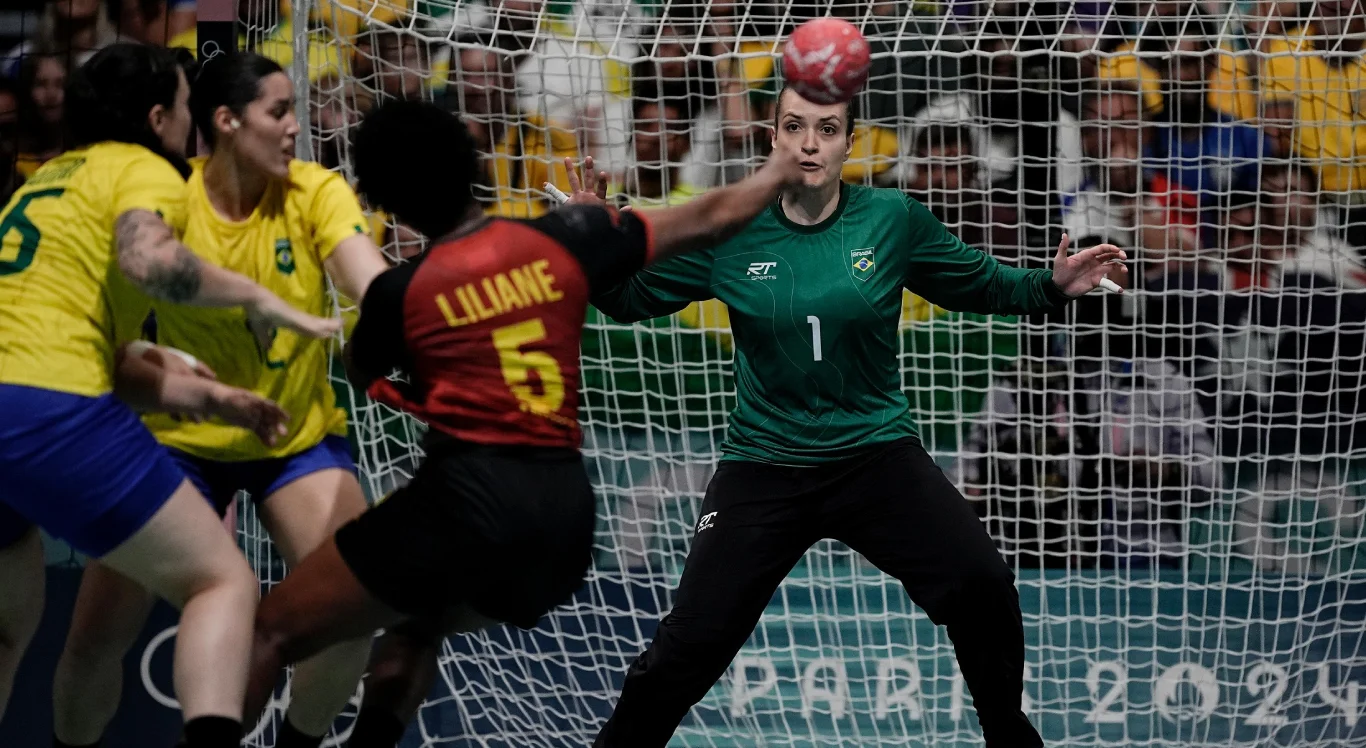 Imagem do Brasil em jogo de handebol nas Olimpíadas