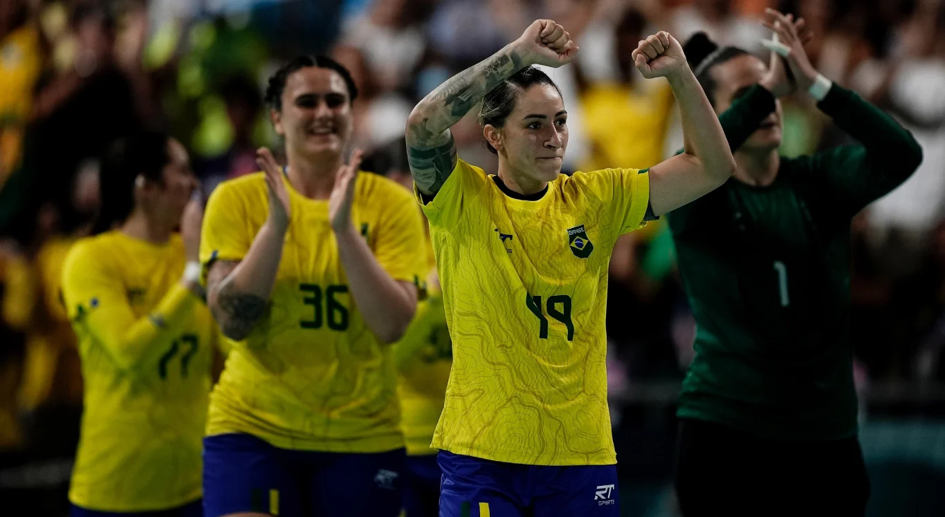 Imagem das jogadores do Brasil agradecendo os torcedores