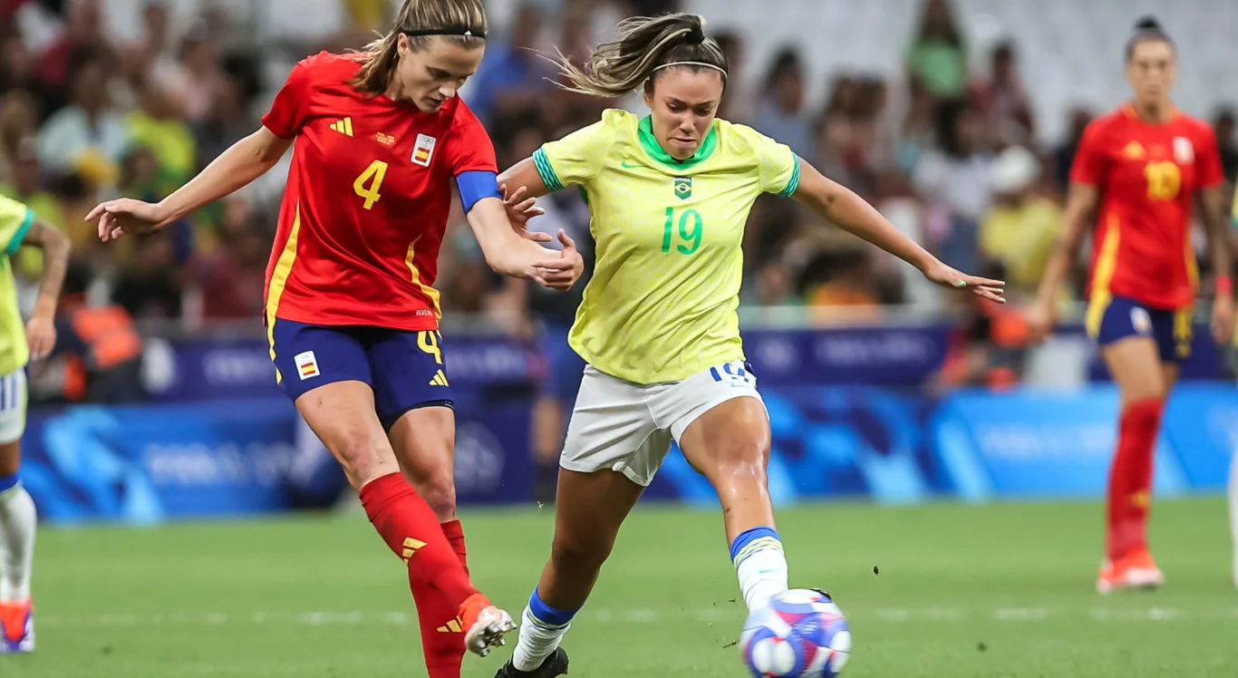 Imagem da jogadora Priscila enfrentando a Espanha pelas semifinais das Olimpíadas de Paris
