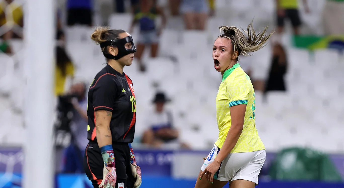 Jogadora brasileira comemorando gol diante da goleira da Espanha nas Olimpíadas de Paris