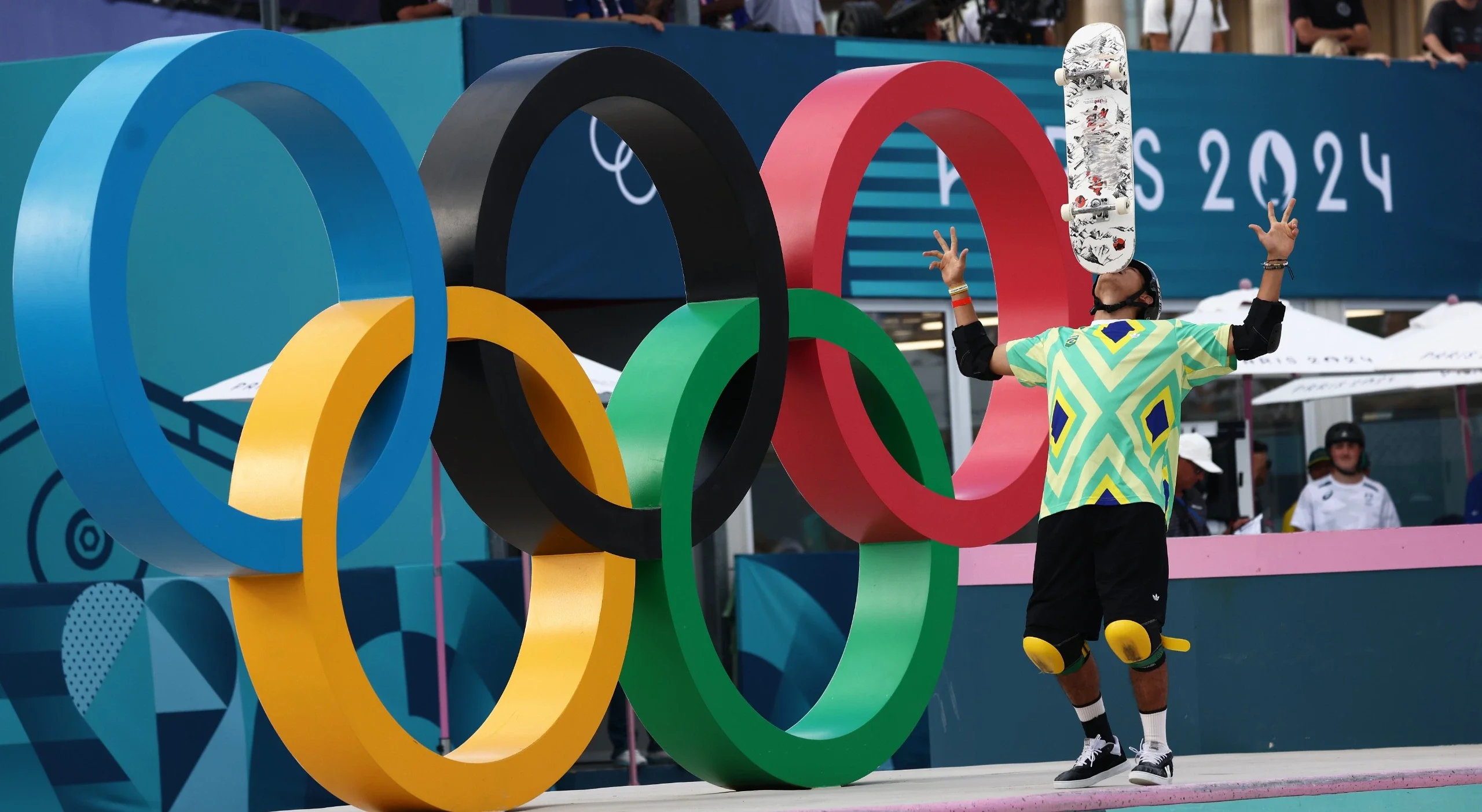 Augusto Akio equilibra skate no queixo após volta na Olimpíada de Paris