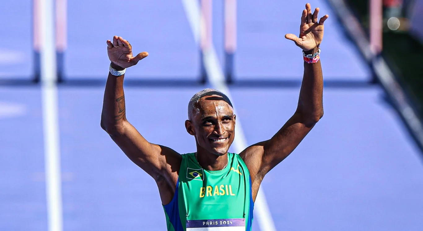 Imagem de Alison dos Santos, atleta brasileiro, nas Olimpíadas de Paris 2024