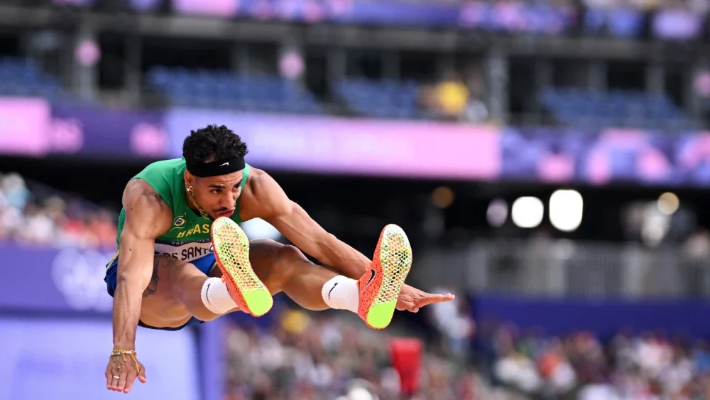 Imagem de Almir dos Santos, atleta brasileiro de salto triplo nas Olimpíadas de Paris