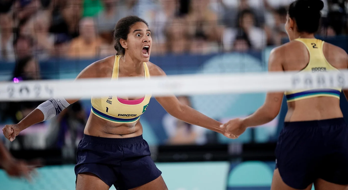 Imagem da dupla Duda e Ana Patrícia do vôlei de praia nas Olimpíadas de Paris Alexandre Loureiro / COB