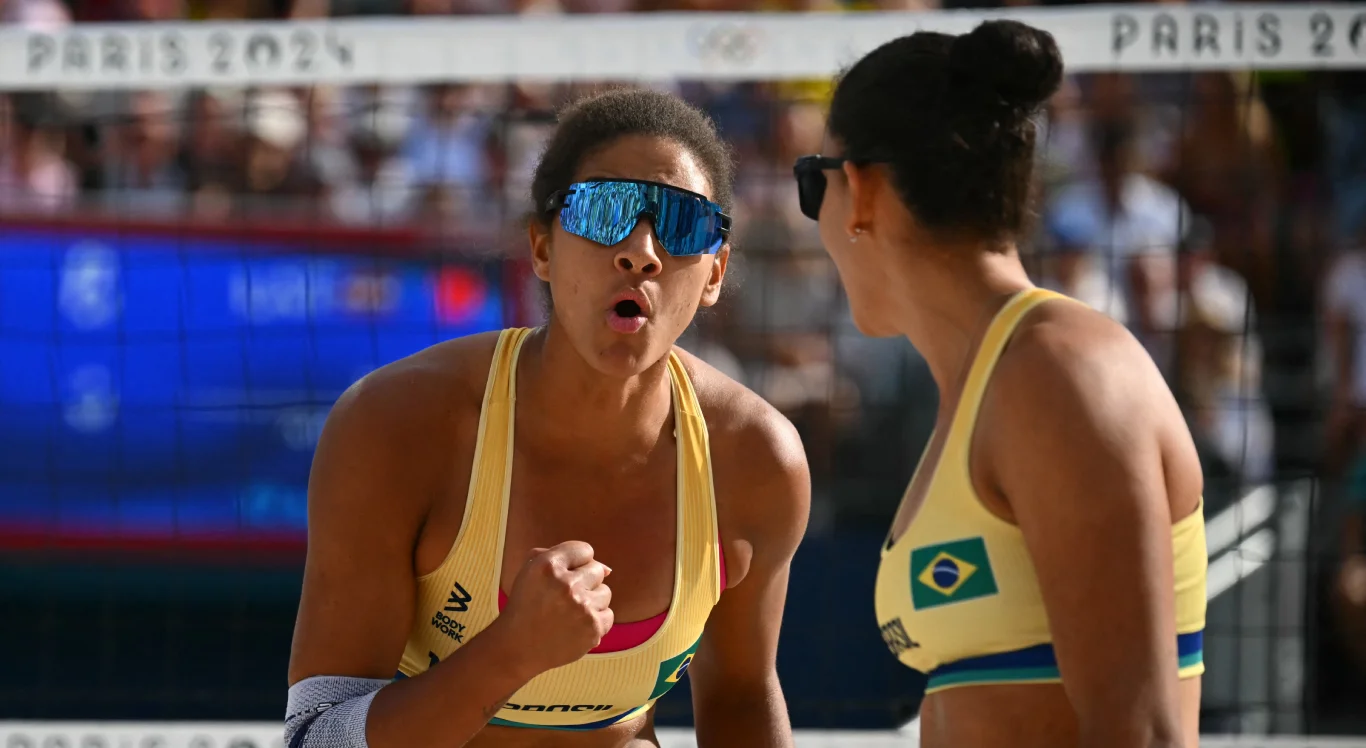 Ana Patrícia e Duda durante jogo nas Olimpíadas de Paris