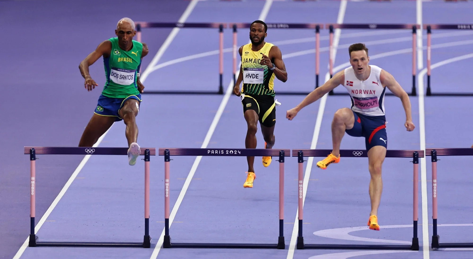 Alison "Piu" dos Santos (E) em ação nos 400m com barreiras na Olimpíada de Paris