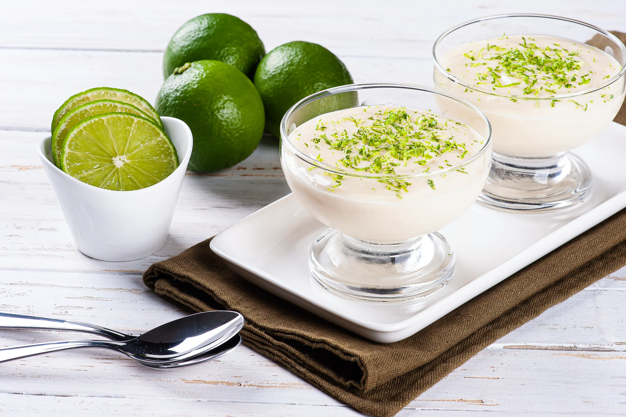 Sobremesa refrescante e saborosa, mousse de limão servido em taças.