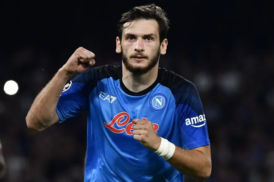 Imagem ilustra Kvaratskhelia, jogador do Napoli