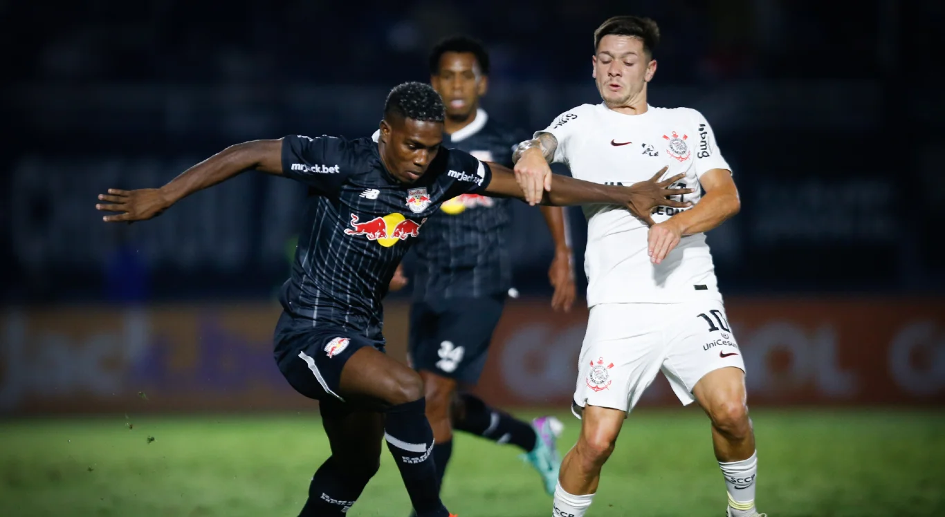 Imagem de um dos jogos entre Bragantino x Corinthians nesta temporada