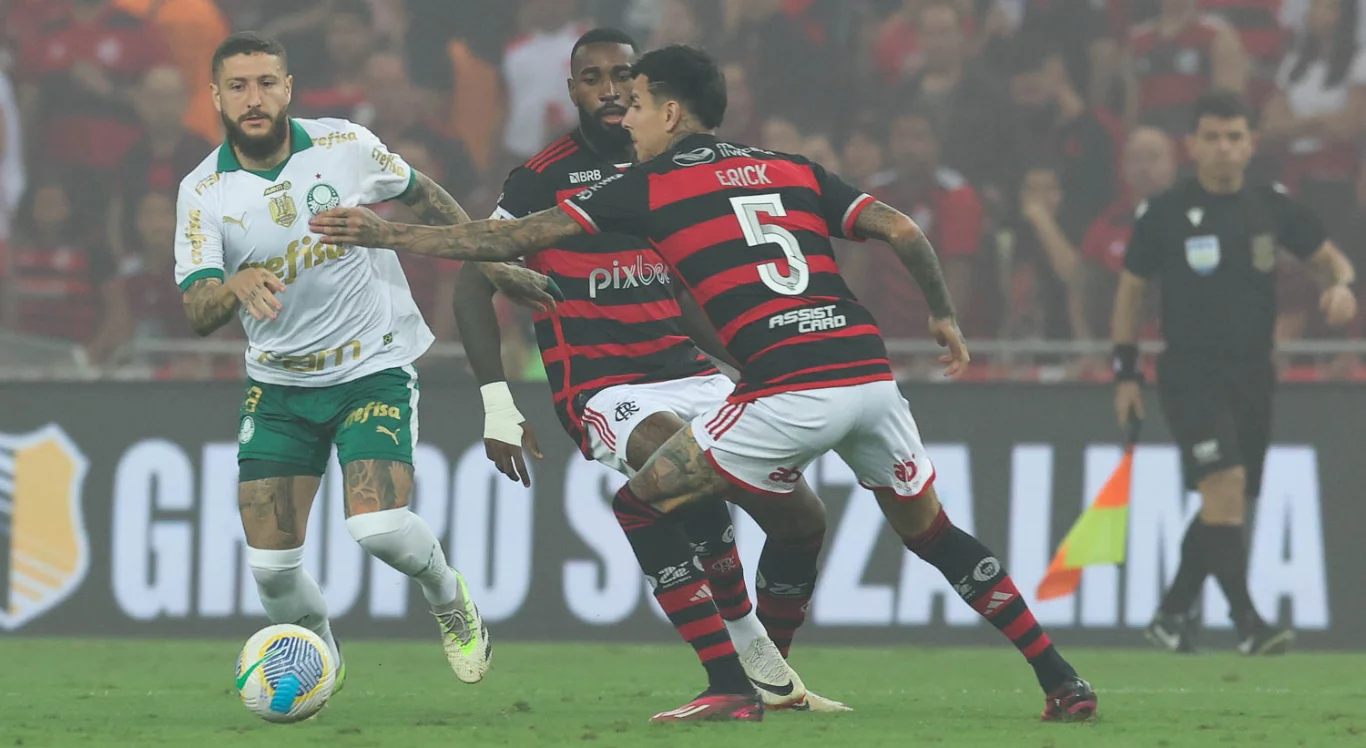 Zé Rafael disputa a bola com Gerson e Erick Pulgar