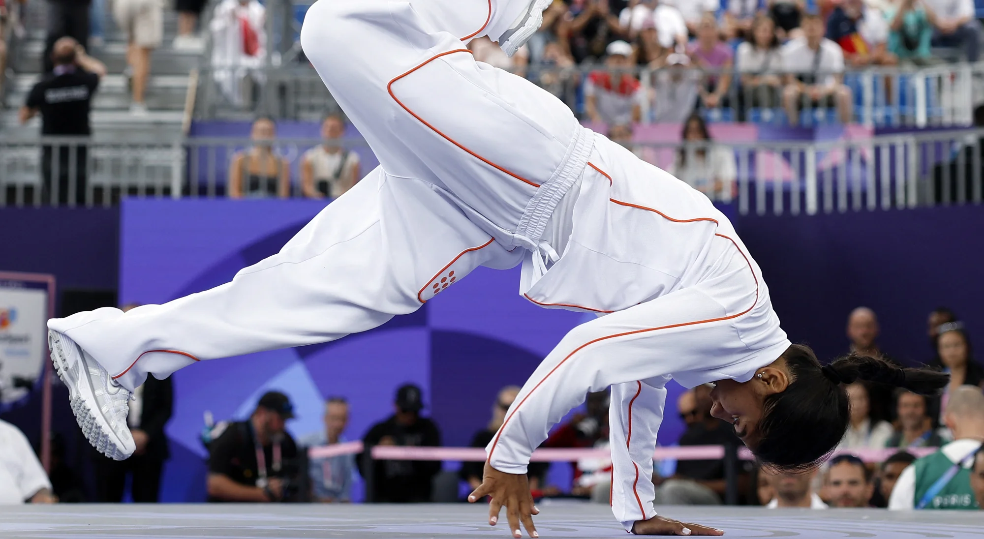 B-Girl India fazendo movimento de breaking na Olimpíada de Paris