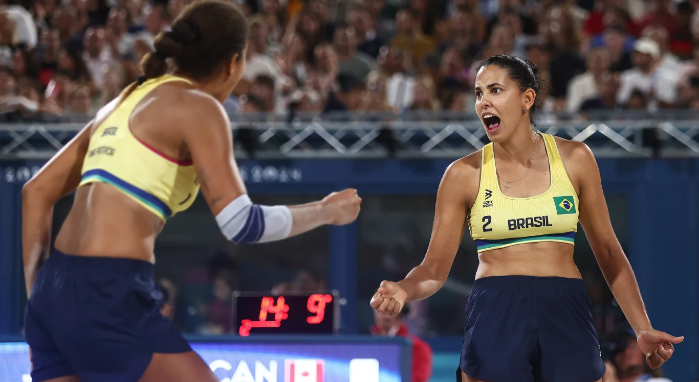 Imagem de Ana Patrícia e Duda comemorando ponto na final do vôlei de praia dos Jogos Olímpicos Luiza Moraes / COB