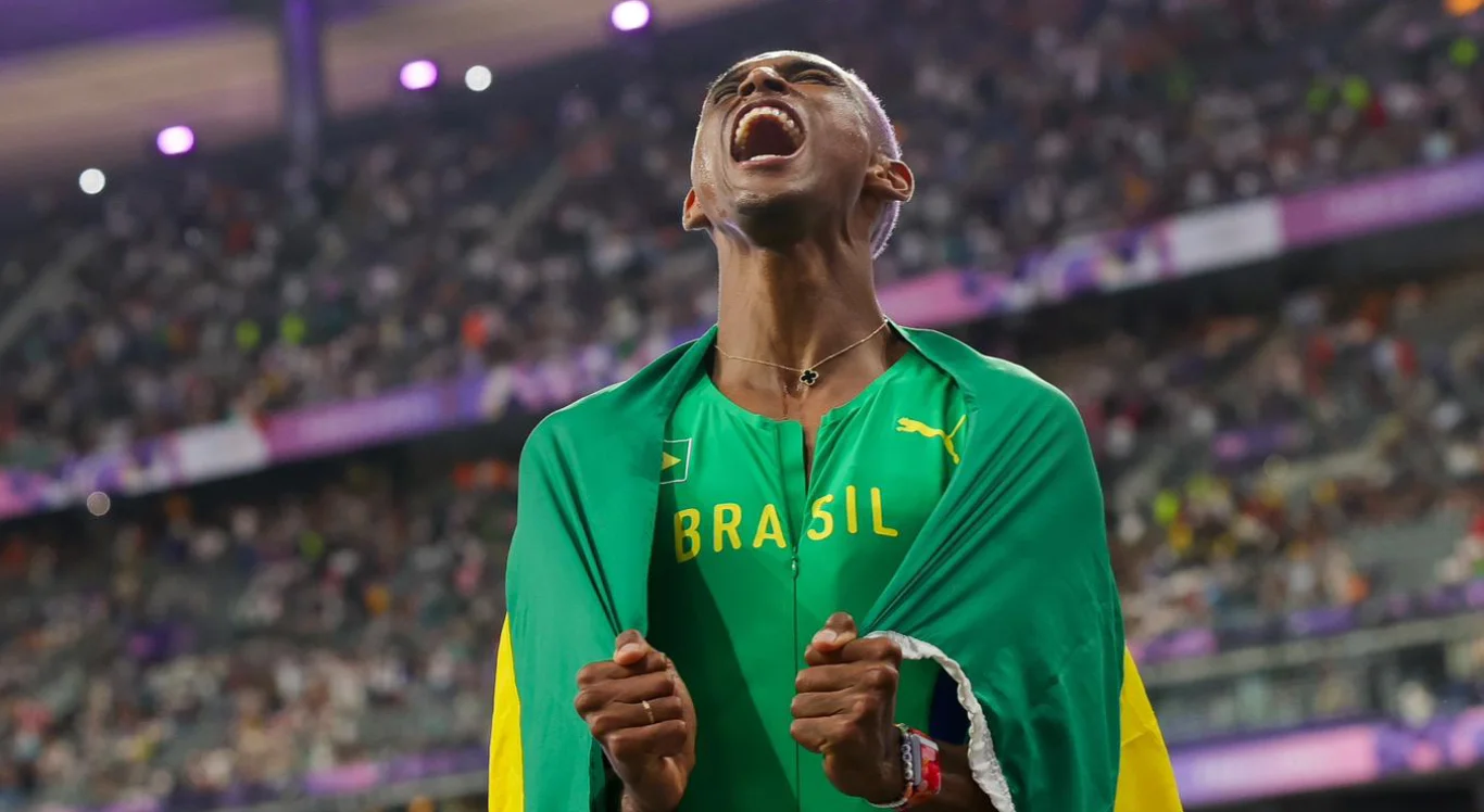 Imagem do Alison dos Santos, o Piu, comemorando a medalha de bronze nas Olimpíadas de Paris