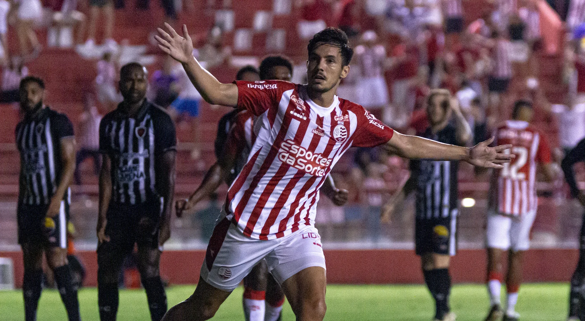 Marco Antônio celebra gol marcado pelo Náutico na Série C