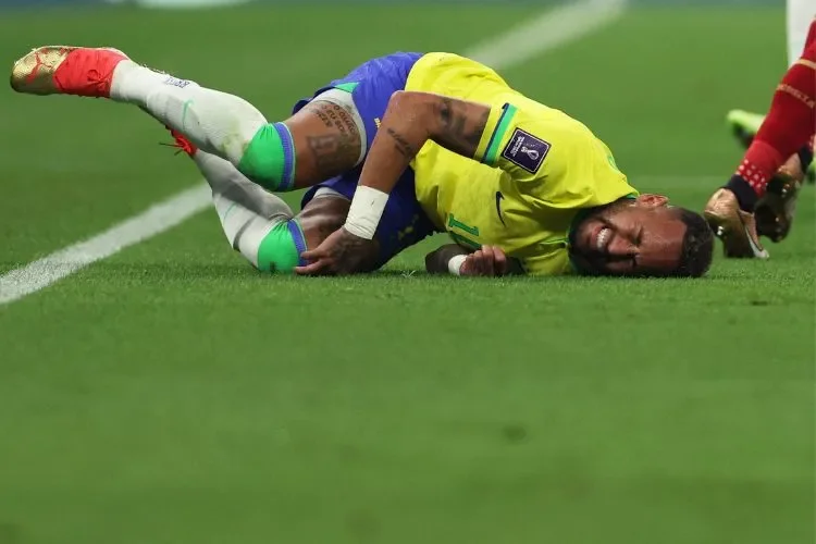 Neymar após lesionar o tornozelo em jogo da Copa de 2022