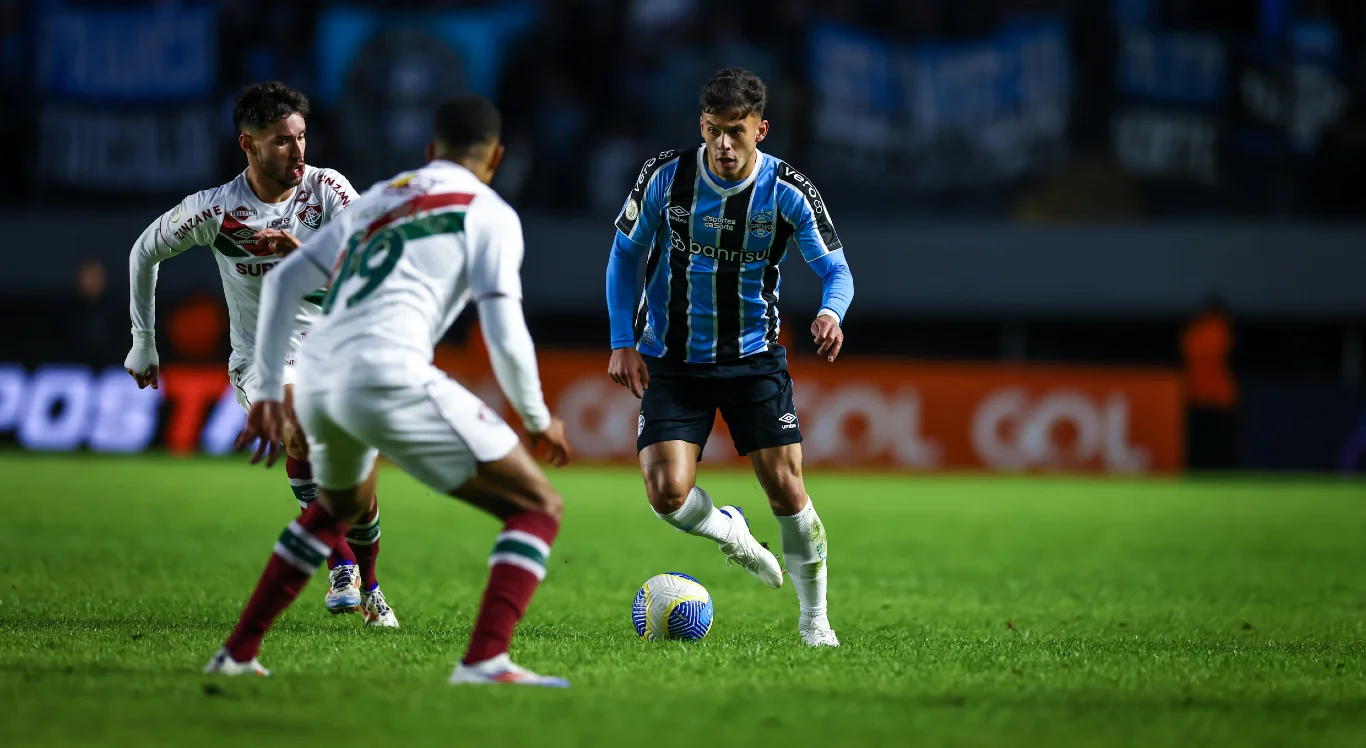 Lance de Grêmio e Fluminense em jogo do Campeonato Brasileiro