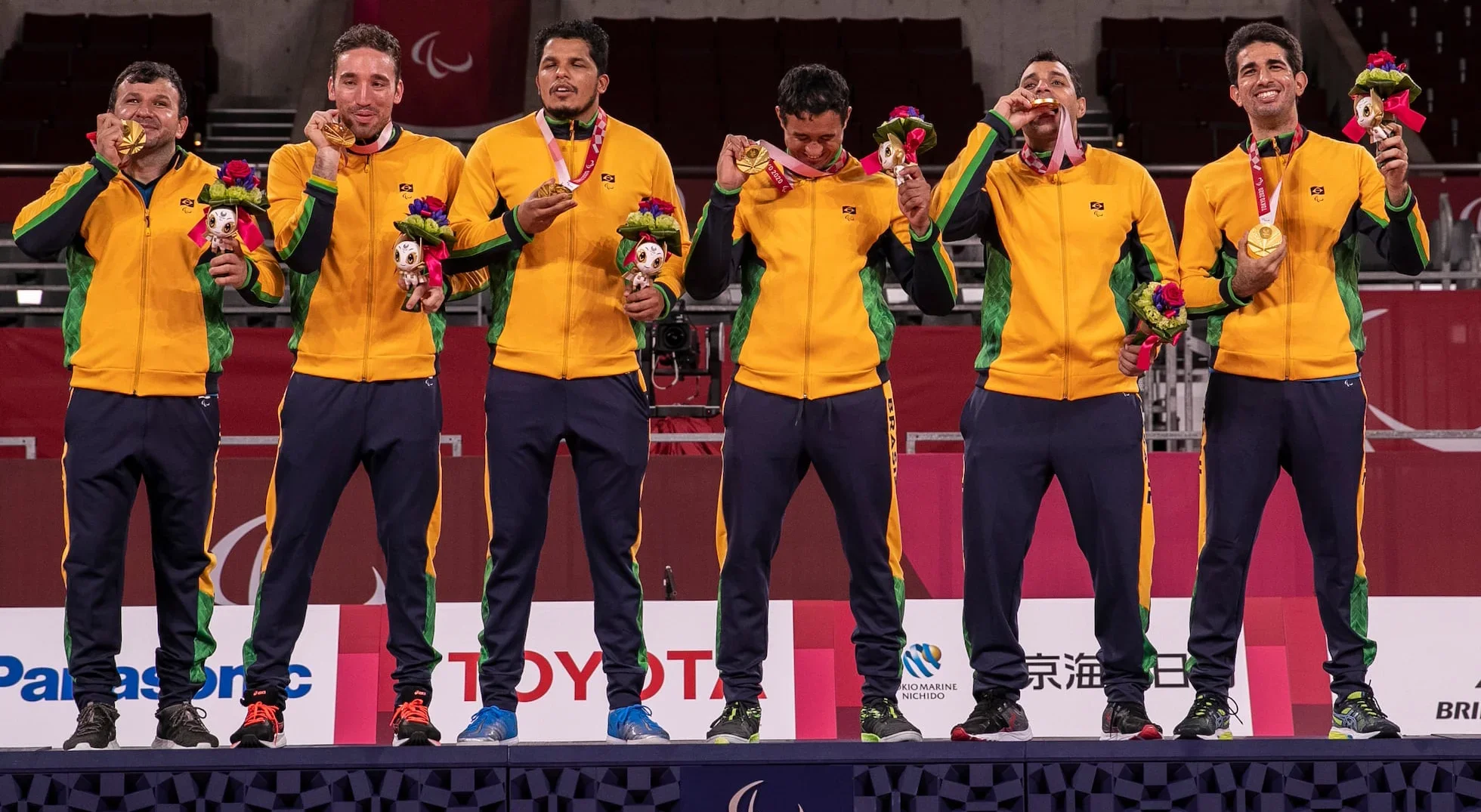 Seleção brasileira de goalball formada por Alex, Emerson, José Roberto, Parazinho, Leomon e Romário, em Tóquio-2021