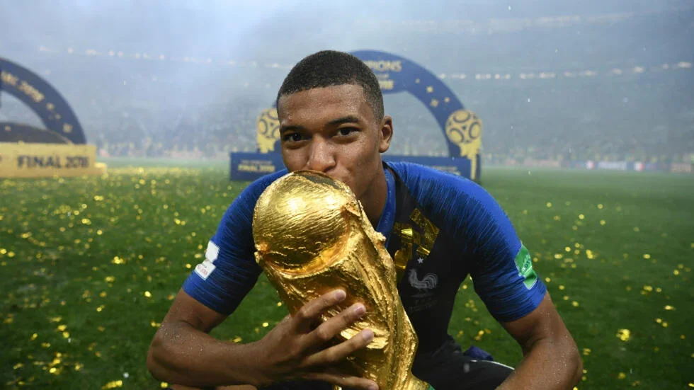 Mbappé com a taça da Copa do Mundo