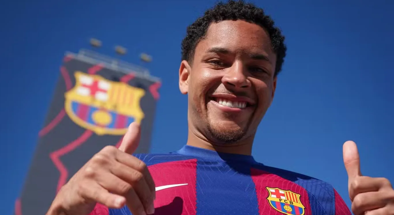 Vitor Roque com a camisa do Barcelona