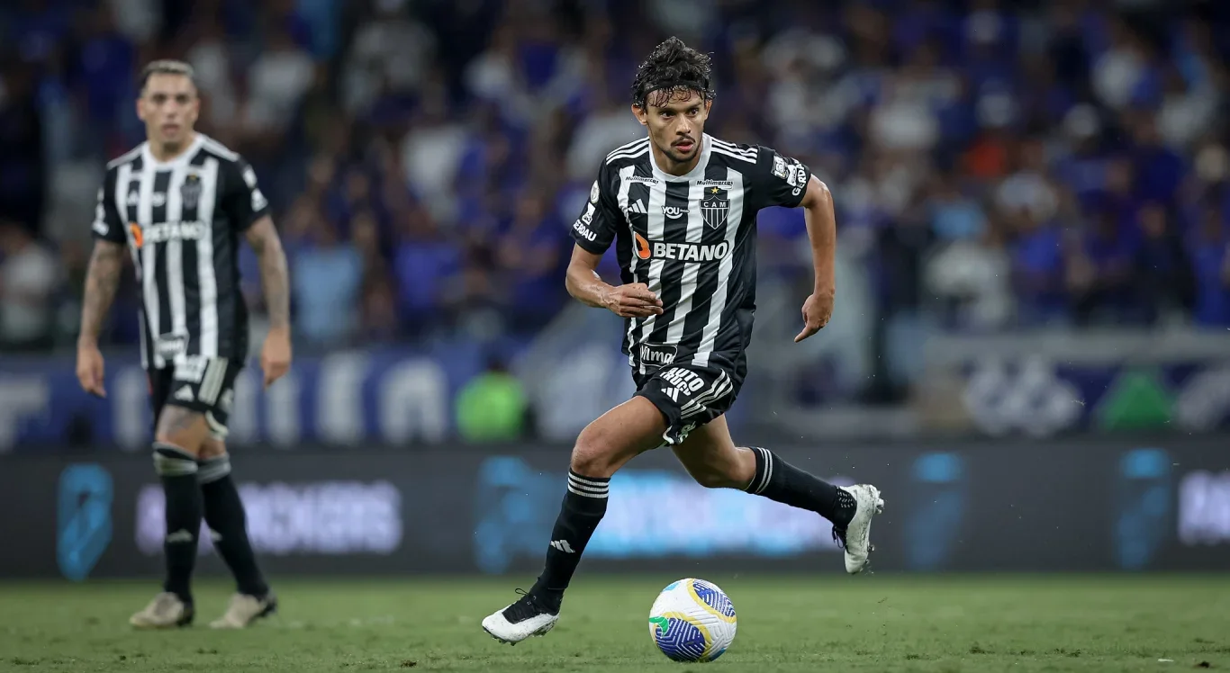 Imagem de Gustavo Scarpa, jogador do Atlético-MG, enfrentando o Cruzeiro